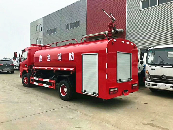 东风大多利卡8吨消防洒水车